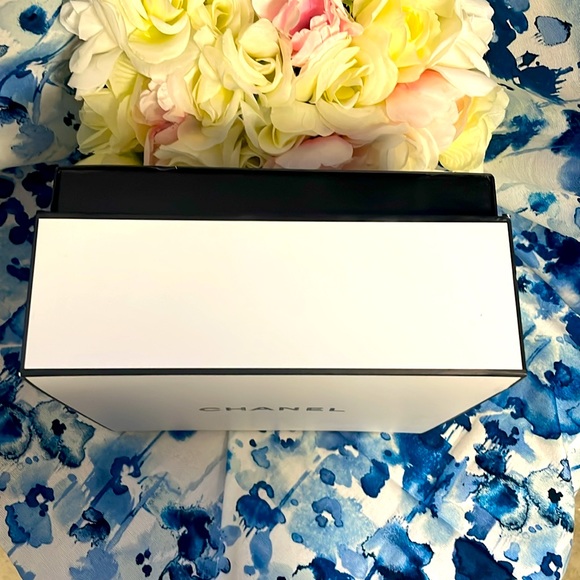 GIF box of CHANEL beauty set. Set not included is only the box. - Picture 3 of 3